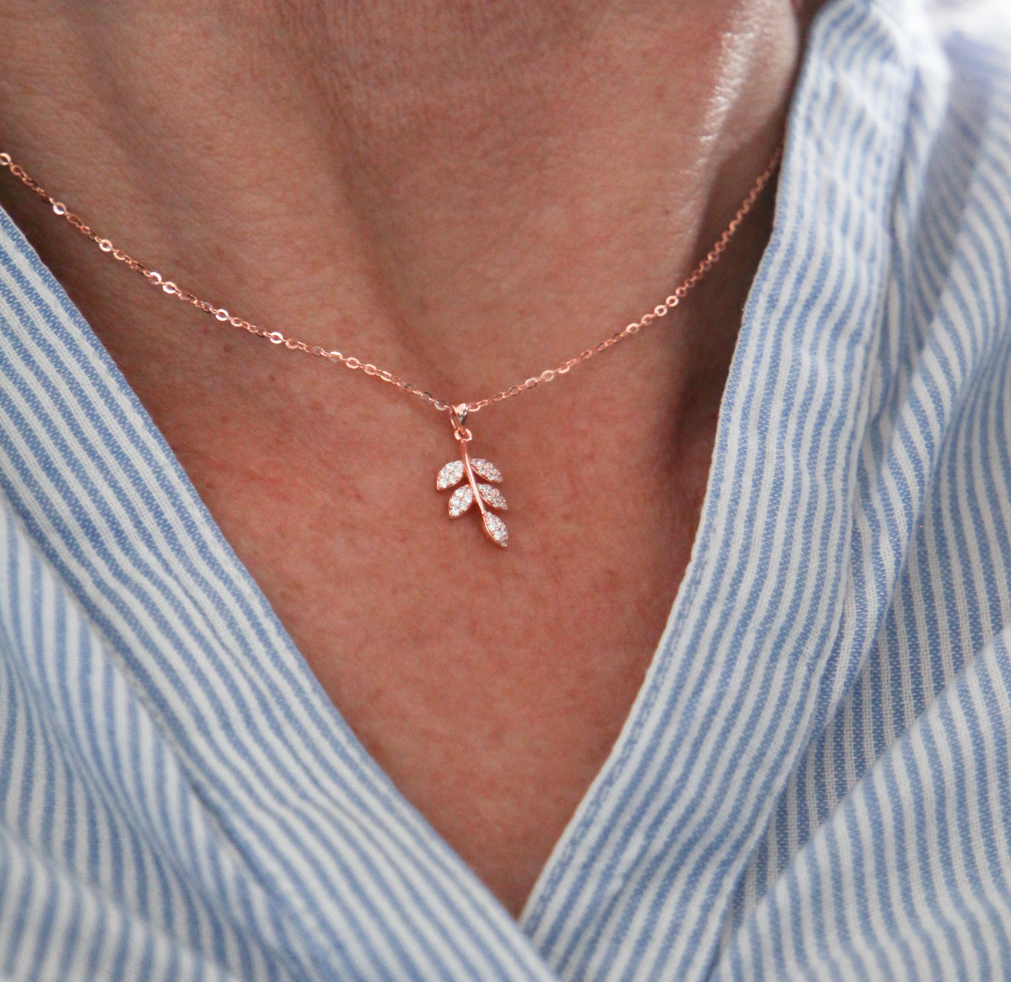 Leaf Pendant Necklace in 925 Silver