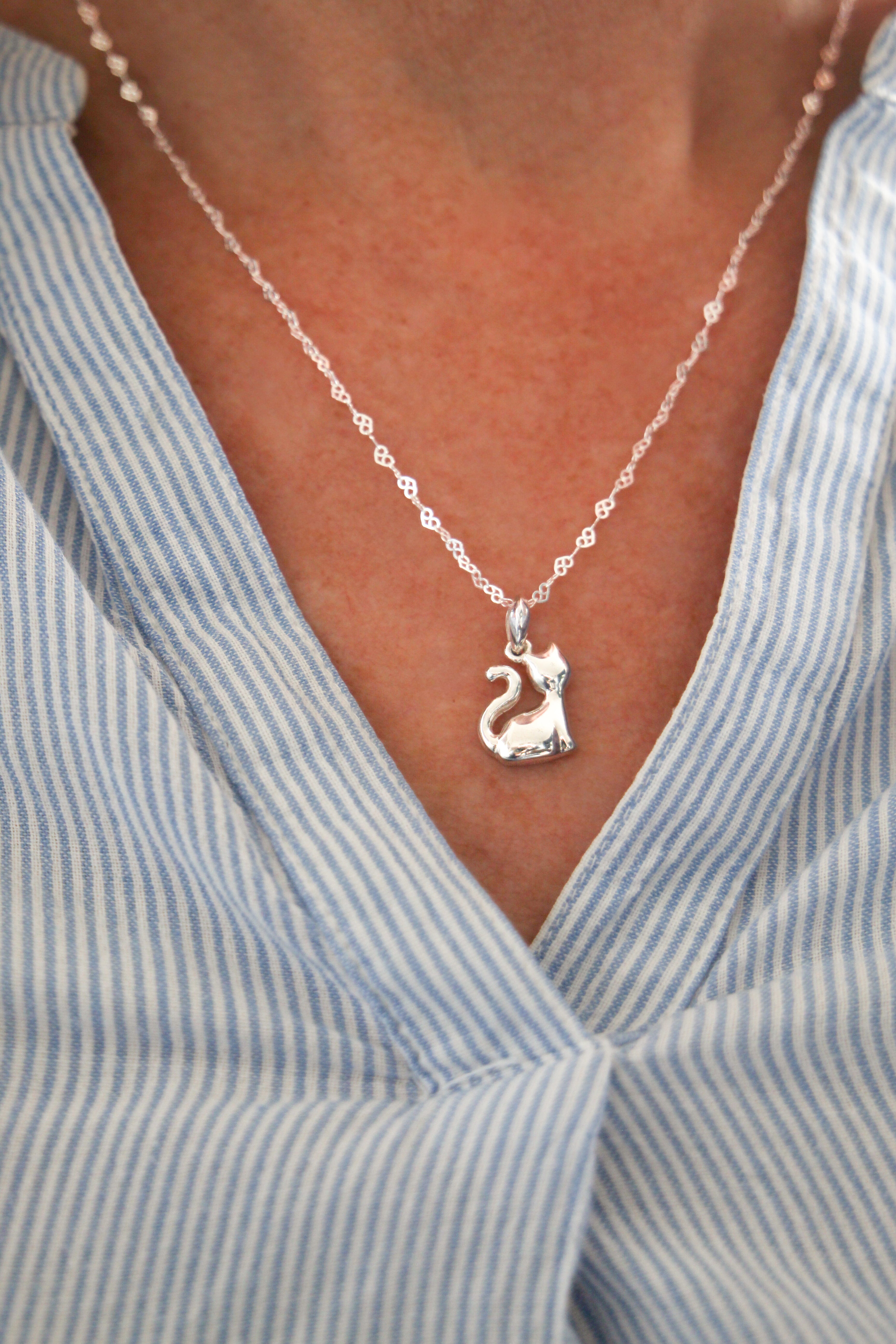Sitting Cat Pendant in 925 Silver
